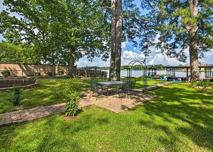 Pet-Friendly Hot Springs Cabin On Lake Hamilton!